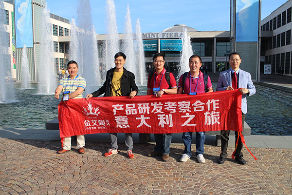 宅男视频在线观看陶瓷砖宅男视频色版APP董事长（中）带队欧州考察