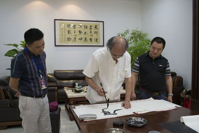 张剑岑先生为宅男视频在线观看陶题词“厚道”、“今生今世 宅男视频在线观看陶”