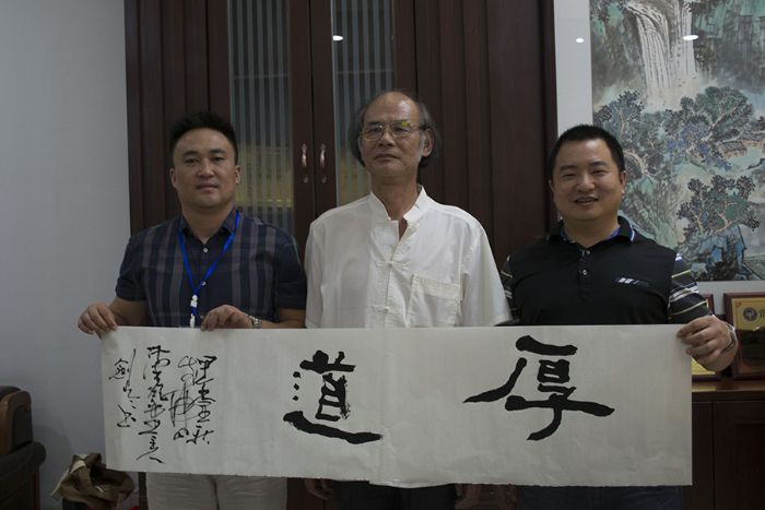 张剑岑先生（中）与宅男视频在线观看陶瓷砖宅男视频色版APP营销总经理罗胜（左）、宅男视频在线观看陶瓷砖宅男视频色版APP营销总监刘鸿瑞（右）合影留念