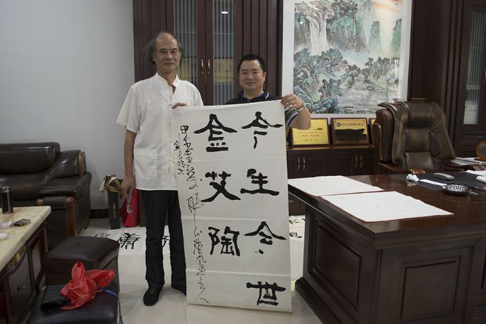 张剑岑先生（左）与宅男视频在线观看陶瓷砖宅男视频色版APP营销总监刘鸿瑞（右）合影留念