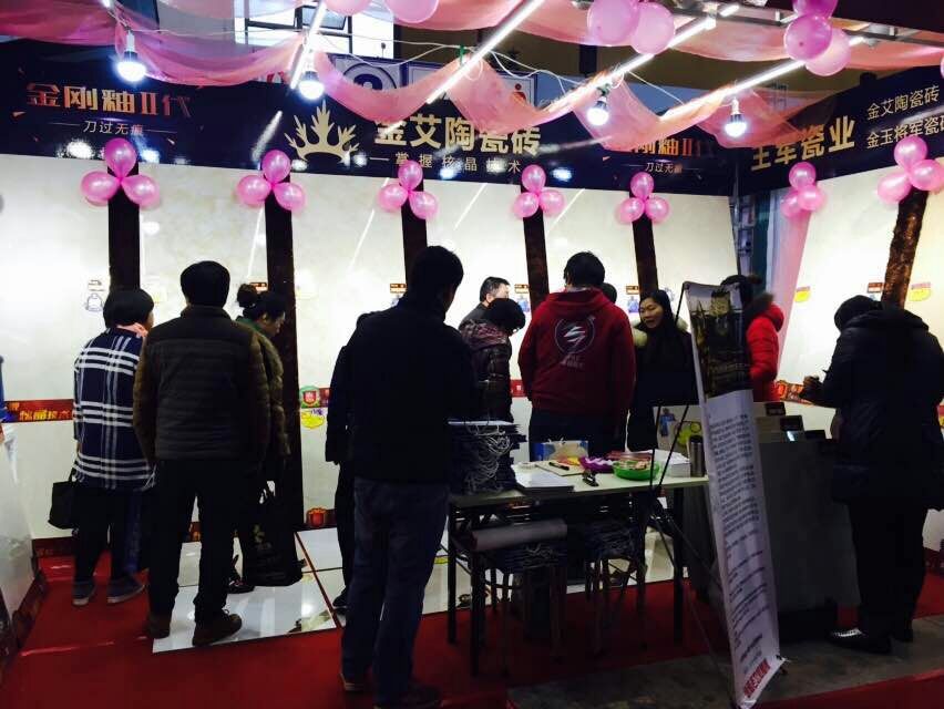 宅男视频在线观看陶展位吸引众多顾客咨询