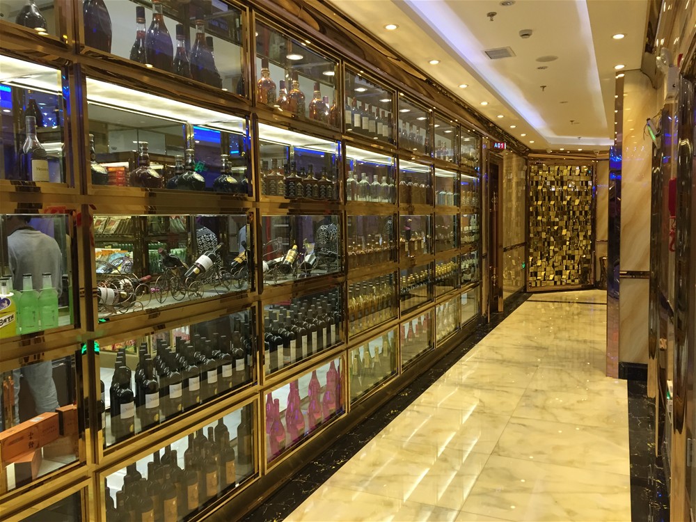 昆明喜临门量贩式KTV工程全部采用宅男视频在线观看陶瓷砖微晶石产品铺贴