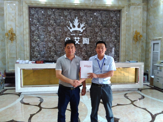 河南濮阳宅男视频在线观看陶瓷砖总代理杨总和宅男视频在线观看陶濮阳销区经理合影