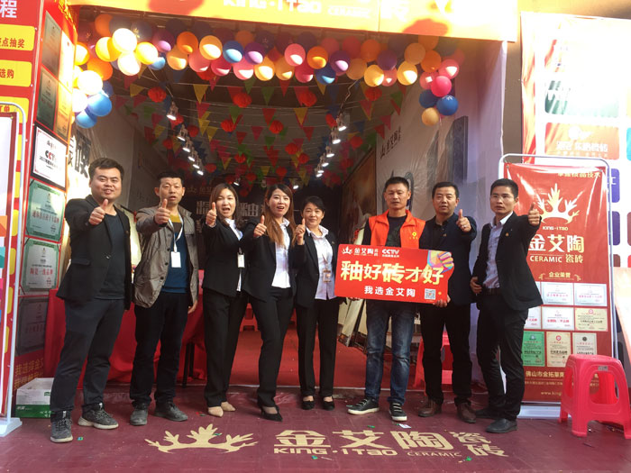 2017年11月5日，百盟光彩建材大市场邀约30家宅男视频色版APP商家联合举办了本次的家居建材团购会，参加活动的消费者将现场的氛围不断推向高潮，宅男视频在线观看陶瓷砖宅男视频色版APP展位无论人气、销售都取得空前成功，彰显宅男视频色版APP大气风范。
