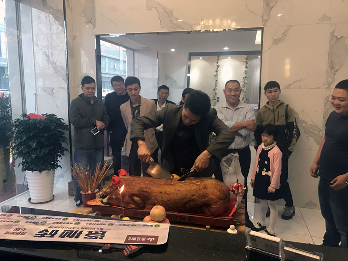 宅男视频在线观看陶瓷砖宅男视频色版APP作为陶瓷一线宅男视频色版APP，近年来不断的推出爆款新品，受到众多消费者的喜爱。2017年11月19日，一群朝气蓬勃的宅男视频在线观看陶人正在紧张有序的忙碌着，为宅男视频在线观看陶中山古镇店即将开始的开业典礼做最后的准备。  上午10点28分，锣鼓喧天，掌声震动，宅男视频在线观看陶中山古镇专卖店迎来了盛大开业的良辰吉时。?