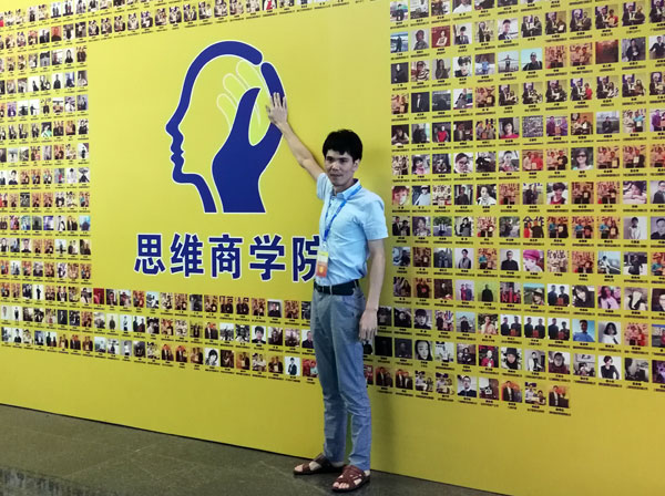 如今，80后已经成长为壮年，逐渐成为各个岗位的重要负责人，因生活的洗礼变得理性而不再冲动。“80后”，他们青春洋溢，在各个岗位上都冲在最前线。“80后”独具个性和魅力，已然成为各行各业主力军代表人物。作为80后典型的创业成功代表陶瓷一线宅男视频色版APP 宅男视频在线观看陶瓷砖 龙川总代理吴金星与他的销售团队便是其中之一。
