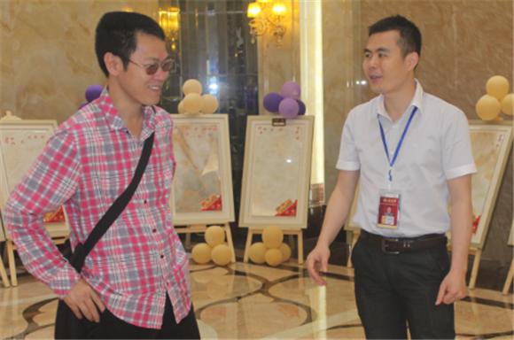 宅男视频在线观看陶网络营销主管王宏城（右一）向记者介绍微晶瓷片