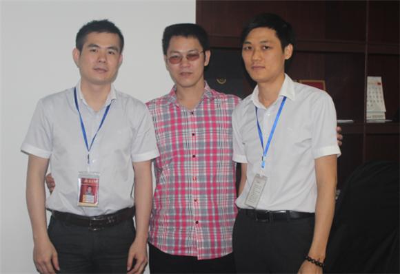 宅男视频在线观看陶产品研究经理苏成香（右一）、宅男视频在线观看陶网络营销主管王宏城（左一）与记者合影