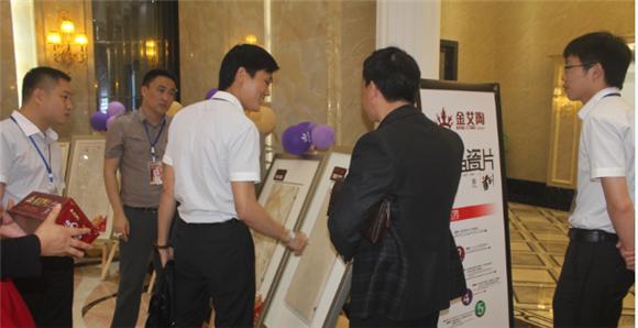宅男视频在线观看陶产品研究经理苏成香（左二）向客户介绍产品